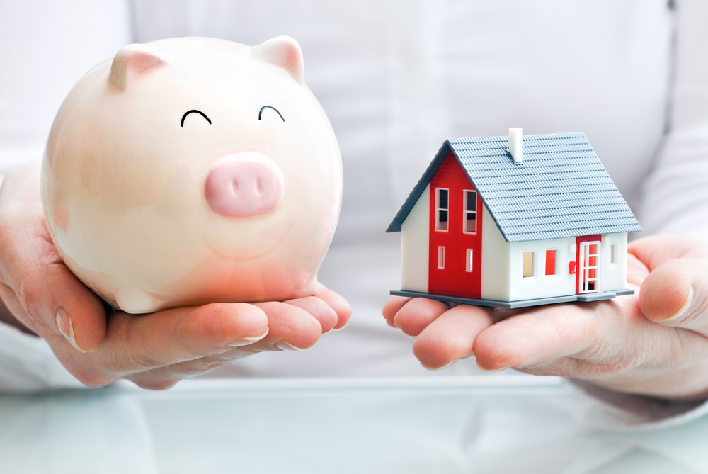 How To Settle An Estate Effortlessly - Hands holding a piggy bank and a house model